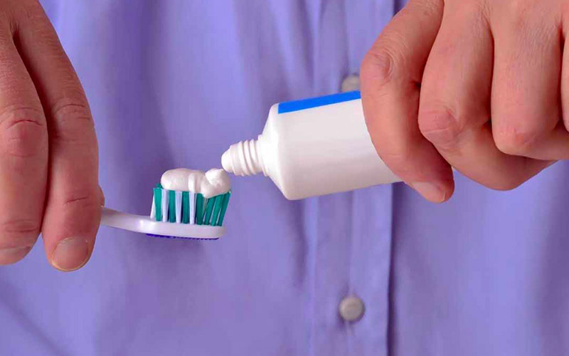 Bổ sung Fluor nhờ kem đánh răng là cách để cải thiện tình trạng thiểu sản men răng
