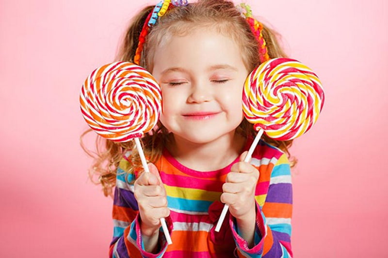 Trẻ ăn nhiều đồ ngọt cũng có thể bị sưng lợi và chảy máu chân răng