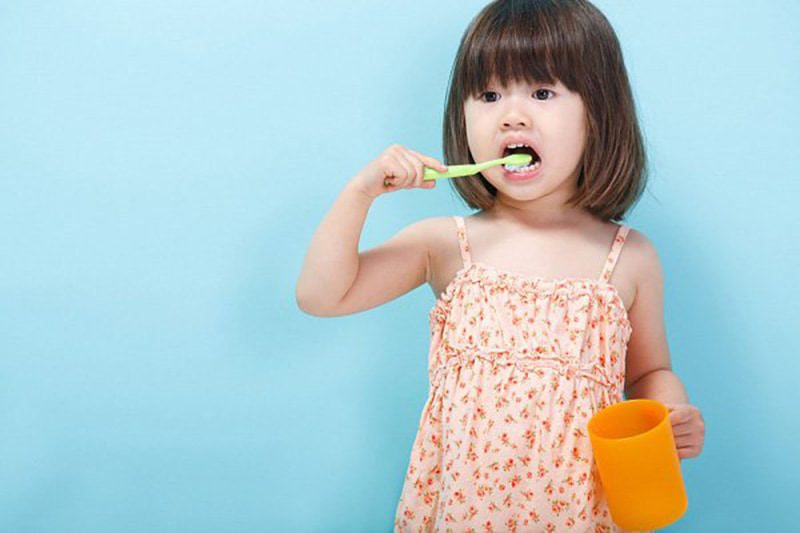 Phụ huynh nên dạy trẻ đánh răng đúng cách