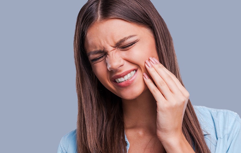 Massage tại vị trí răng bị viêm lợi để giảm đau