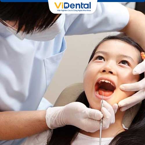 Khám răng định kỳ là điều cần thiết với các bé