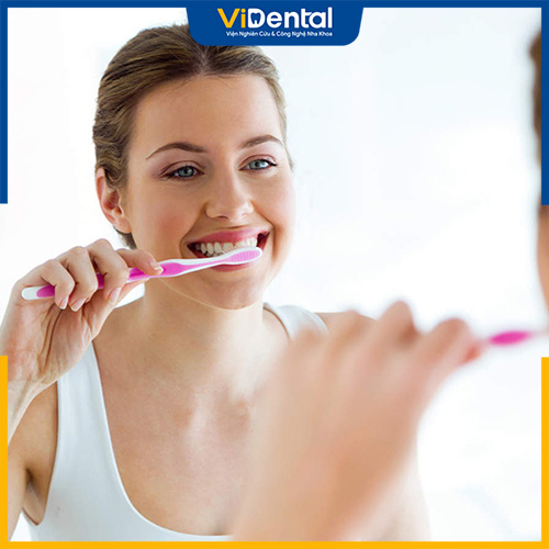 Bạn nên chọn loại bàn chải có lông mềm để vệ sinh răng miệng