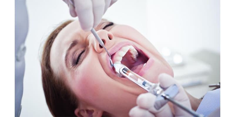 Tháo răng sứ không gây đau đớn bởi người bệnh được tiêm thuốc tê trước khi thực hiện