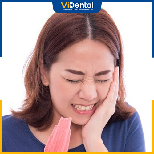 Một trong những biến chứng sau khi bọc răng sứ là tình trạng ê buốt