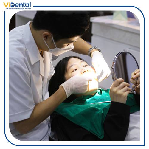 Bước đầu tiên trong quy trình niềng răng là thăm khám và nghe tư vấn từ bác sĩ