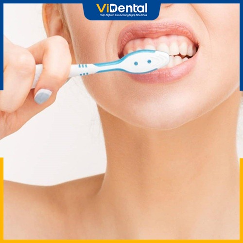 Chăm sóc răng đúng cách sẽ giúp răng sứ bền và không bị ố vàng