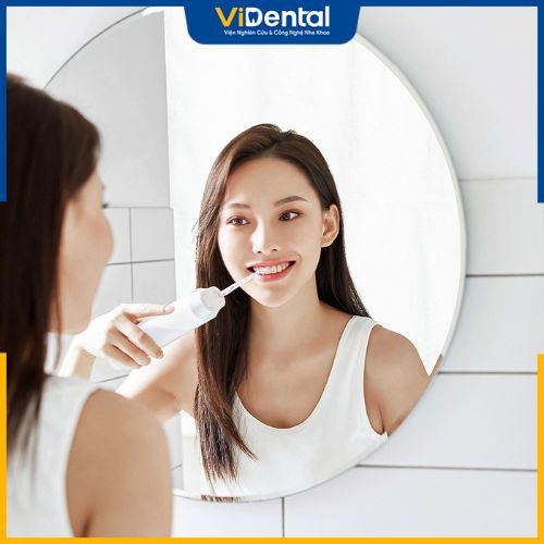 Nên vệ sinh răng miệng thường xuyên để bảo vệ răng sứ