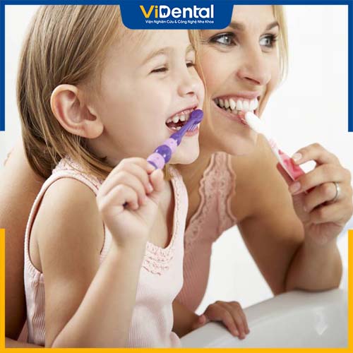 Cha mẹ nên hướng dẫn con chải răng thường xuyên để phòng sâu răng