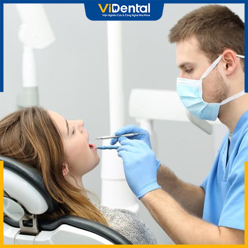 Bác sĩ tiến hành thăm khám răng và tư vấn phương pháp phù hợp