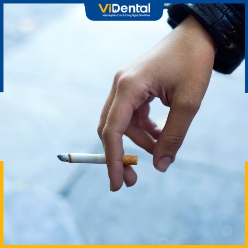 Hút thuốc lá gây ra tình trạng hôi miệng