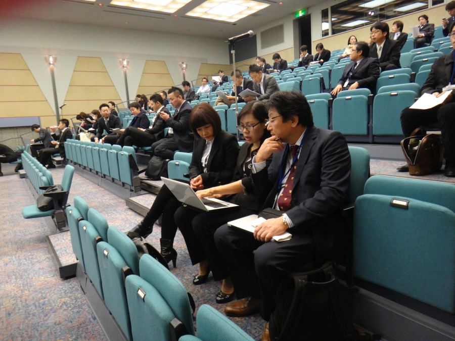 Dr Thái Nguyễn Smile (người thứ nhất bên phải) cùng cộng sự trong lễ trình bày đề tài nghiên cứu tại Nhật Bản