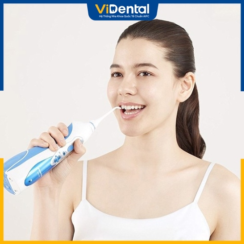 Răng sứ nên dùng máy tăm nước 