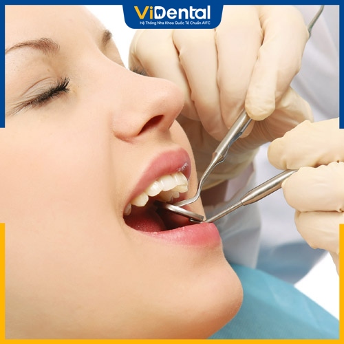 Trám răng bị nhức nên đến cơ sở nha khoa để kiểm tra 
