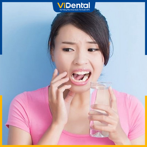 Bọc răng sứ có thể gây ê buốt khi uống nước lạnh