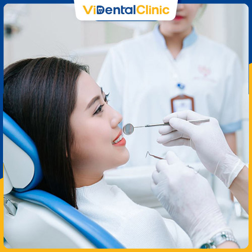 Thăm khám và tư vấn là bước đầu tiên trong quy trình trám răng