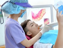 Nha khoa uy tín có giá niềng răng Invisalign cao hơn bình thường