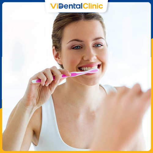 Cần chải răng đều đặn ít nhất 2 lần mỗi ngày với bàn chải lông mềm