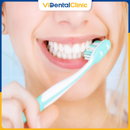 Chú ý vệ sinh răng miệng đúng cách để tăng tuổi thọ răng sứ