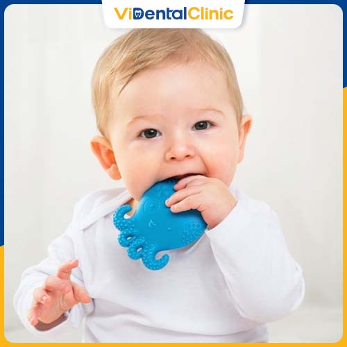Sử dụng đồ chơi dùng để gặm, kích thích quá trình mọc răng cho trẻ