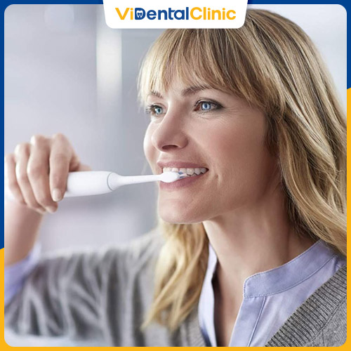 Chải răng đúng cách giúp giảm ê nhức sau bọc răng sứ